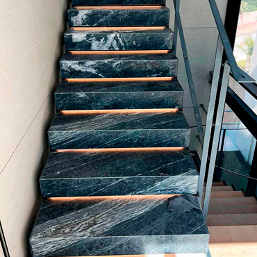 Revestimiento Escalera Mármol Negro con Luces